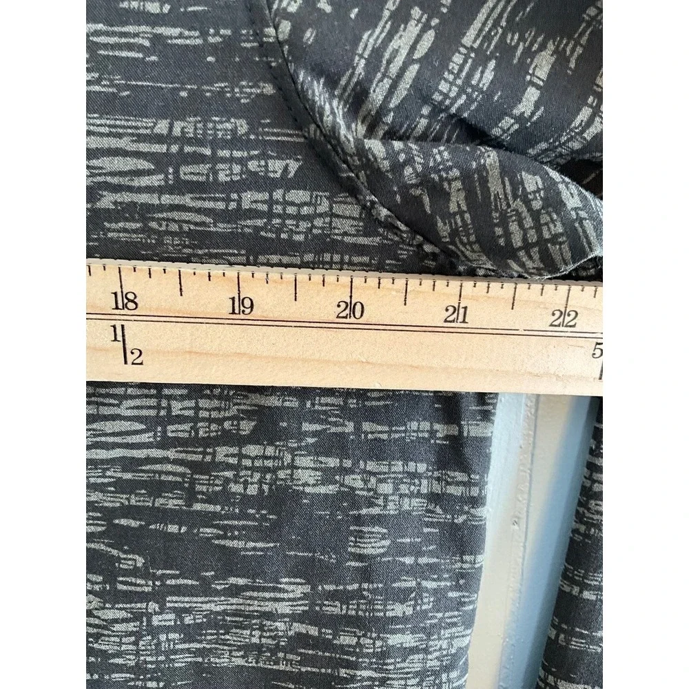 The North Face Mens NF0A3KEZ Abstract Print Button Down Shirt Gray Green Medium